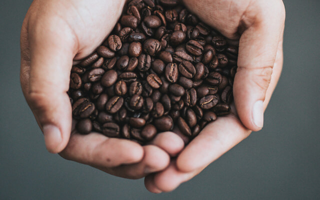 Alfredo Espresso Hand mit Bohnen