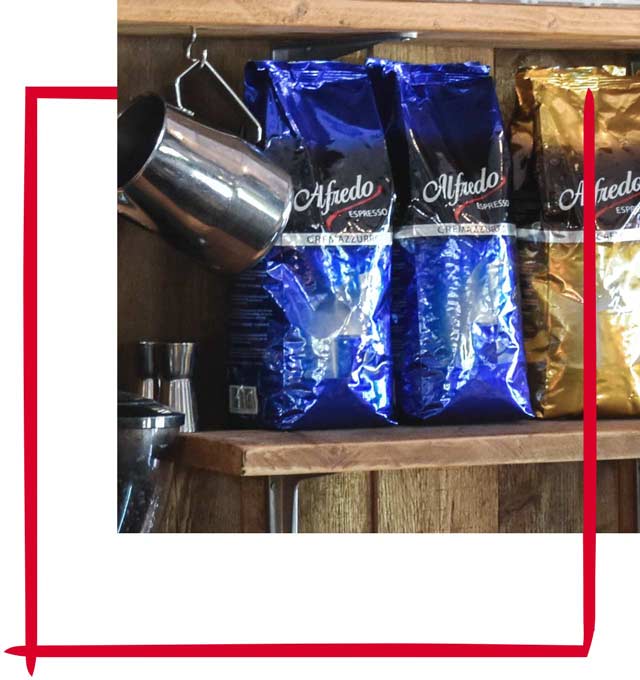 Alfredo Espresso Verpackungen im Regal 